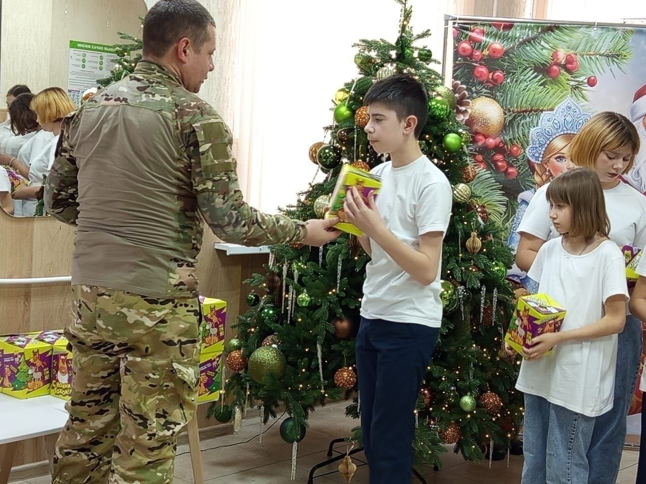 С наступившим Новым годом воспитанников Центра «Семья» поздравили представители Ассоциации ветеранов специальной военной операции - настоящие герои, вставшие на защиту интересов Родины С наступившим Новым годом воспитанников Центра «Семья» поздравили представители Ассоциации ветеранов специальной военной операции - настоящие герои, вставшие на защиту интересов Родины