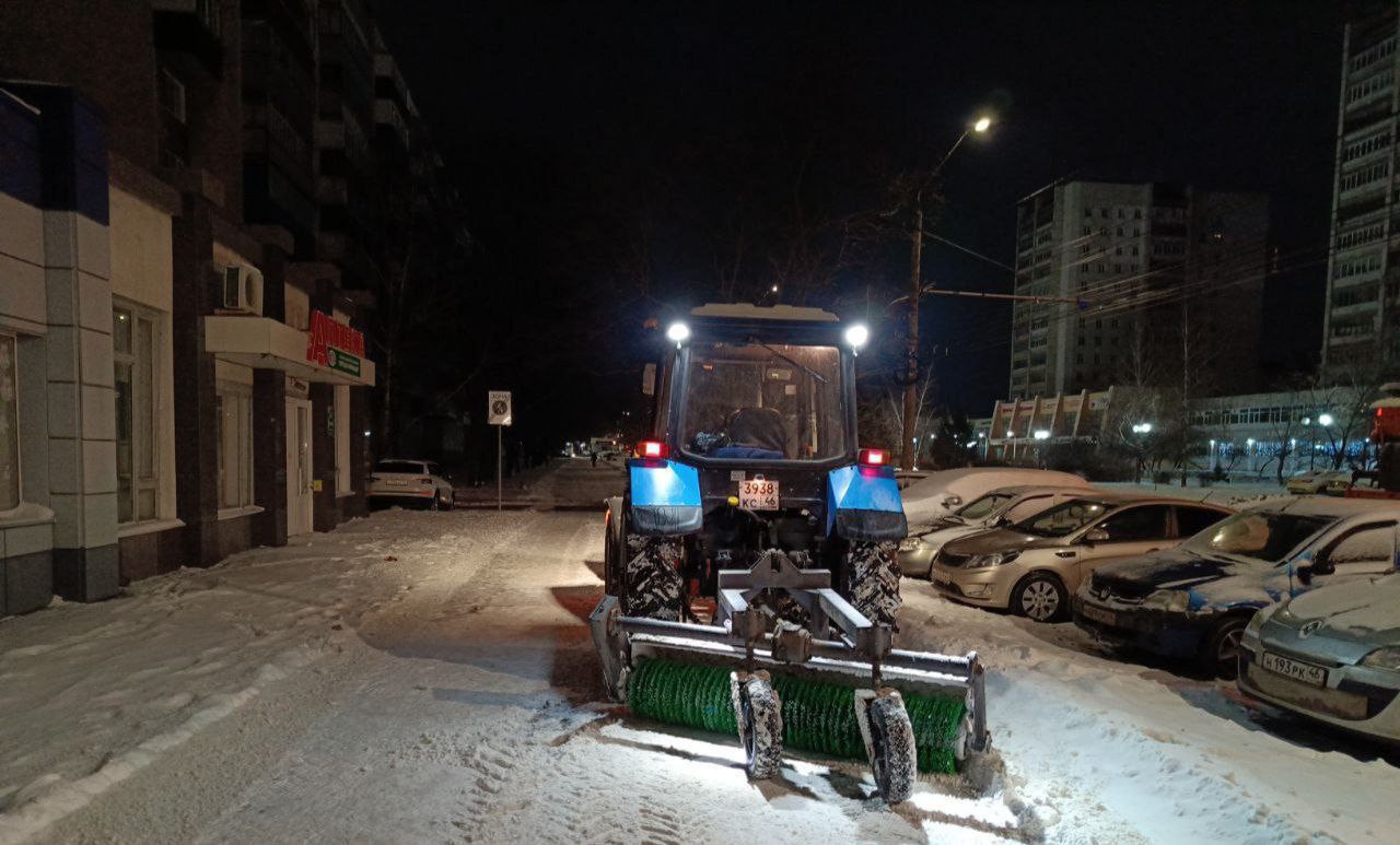 Дорожные службы убирают город от снега Дорожные службы убирают город от снега