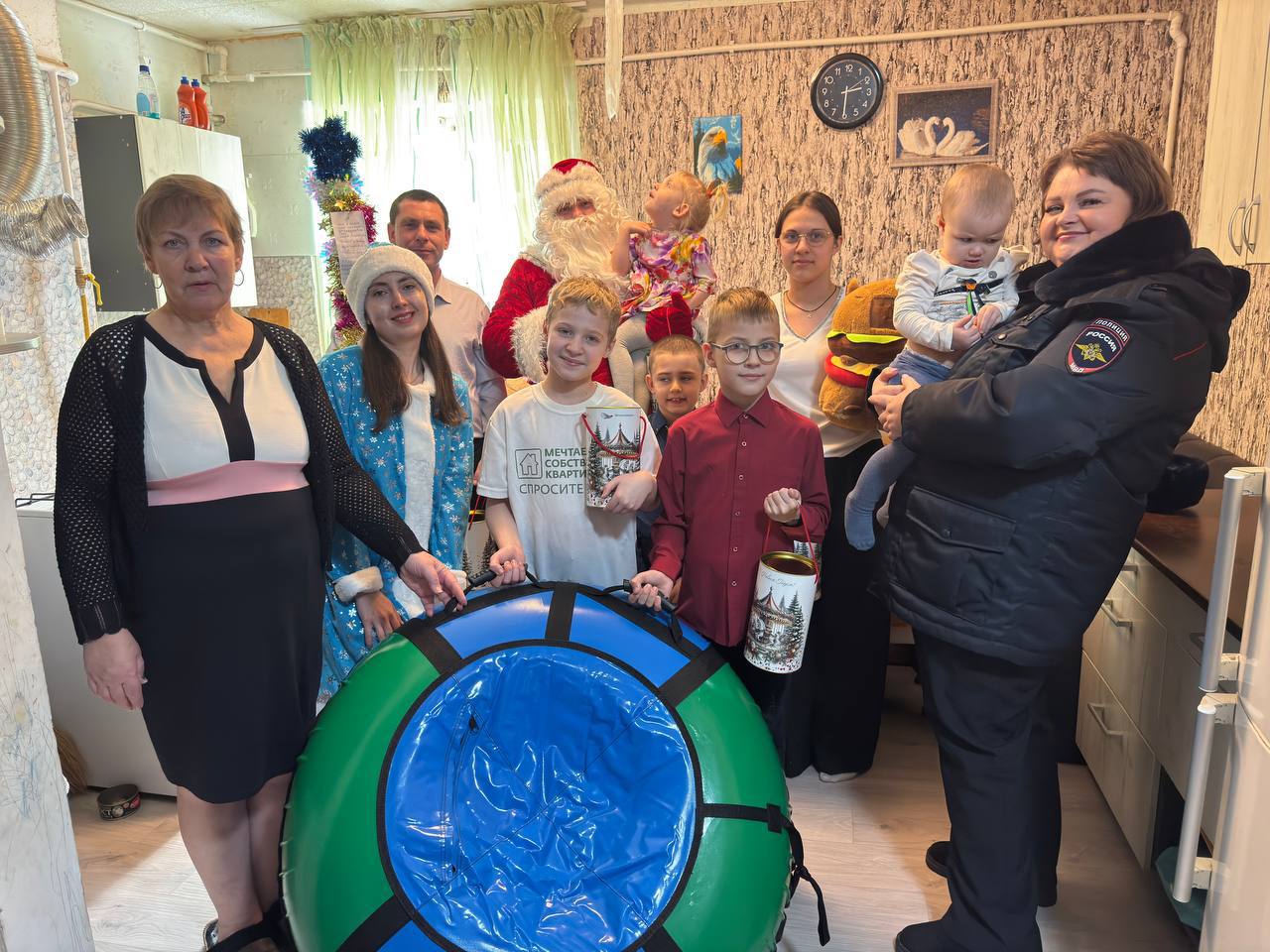 В рамках всероссийской акции «Полицейский Дед Мороз» сотрудники полиции совместно с депутатами Железногорской городской Думы и волонтёрами компании «Металлоинвест» посетили семью, в которой папа воспитывает восьмерых детей В рамках всероссийской акции «Полицейский Дед Мороз» сотрудники полиции совместно с депутатами Железногорской городской Думы и волонтёрами компании «Металлоинвест» посетили семью, в которой папа воспитывает восьмерых детей