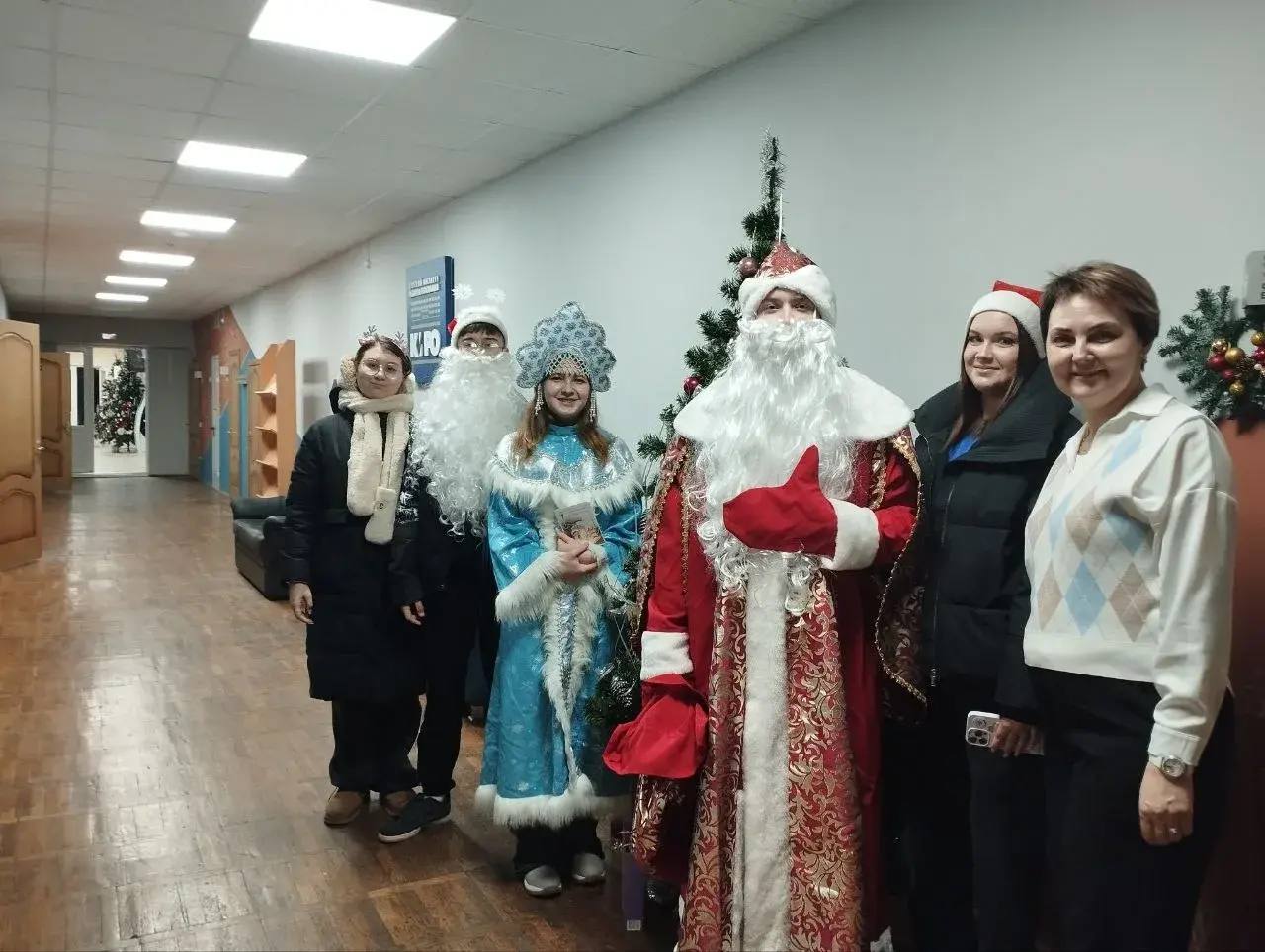 Павел Золотарев: Дорогие друзья!. Активисты движения «Первых» в преддверии новогодних праздников включились в проведение замечательной акции - поздравление трудовых коллективов Павел Золотарев: Дорогие друзья!. Активисты движения «Первых» в преддверии новогодних праздников включились в проведение замечательной акции - поздравление трудовых коллективов