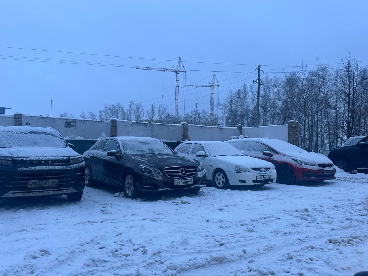 В Курске автомобилисты продолжают парковаться на контейнерных площадках В Курске автомобилисты продолжают парковаться на контейнерных площадках