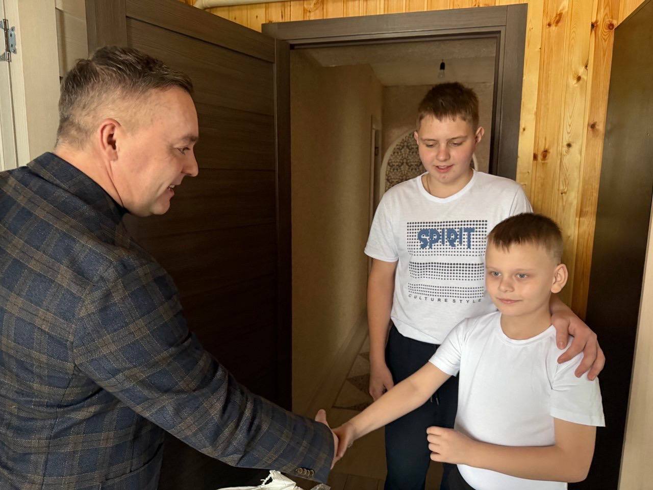 Единоросс Эдуард Дюмин исполнил мечту с «Елки желаний» и подарил велосипед восьмилетнему курянину Единоросс Эдуард Дюмин исполнил мечту с «Елки желаний» и подарил велосипед восьмилетнему курянину