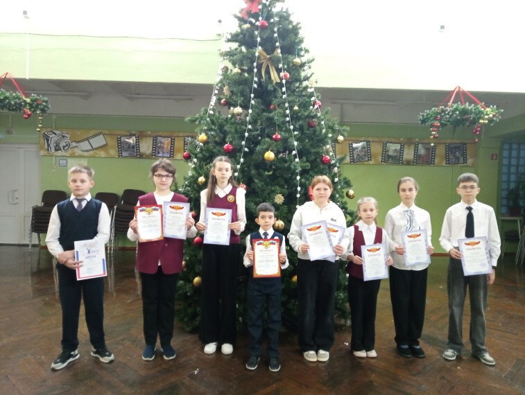 29 Перед самыми каникулами в школе №5 традиционно прошла еженедельная линейка, церемония поднятия флага и исполнения гимна Российской Федерации 29 Перед самыми каникулами в школе №5 традиционно прошла еженедельная линейка, церемония поднятия флага и исполнения гимна Российской Федерации