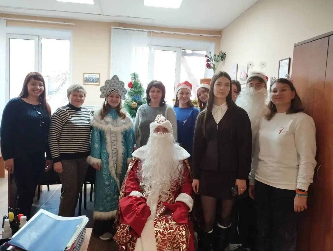 Павел Золотарев: Дорогие друзья!. Активисты движения «Первых» в преддверии новогодних праздников включились в проведение замечательной акции - поздравление трудовых коллективов