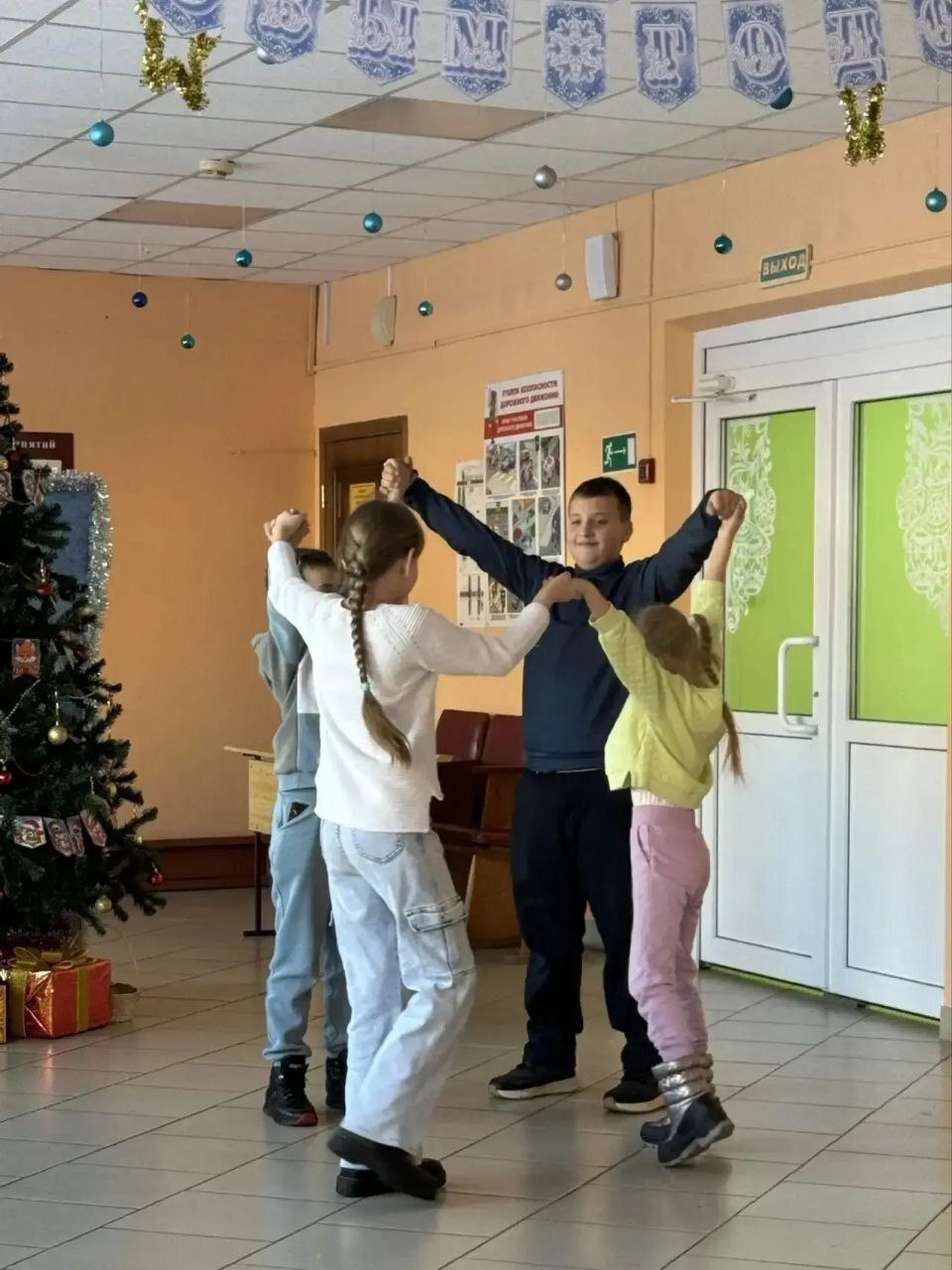 В Центре детского творчества прошла конкурсно-игровая программа для детей «Новогодний переполох» В Центре детского творчества прошла конкурсно-игровая программа для детей «Новогодний переполох»