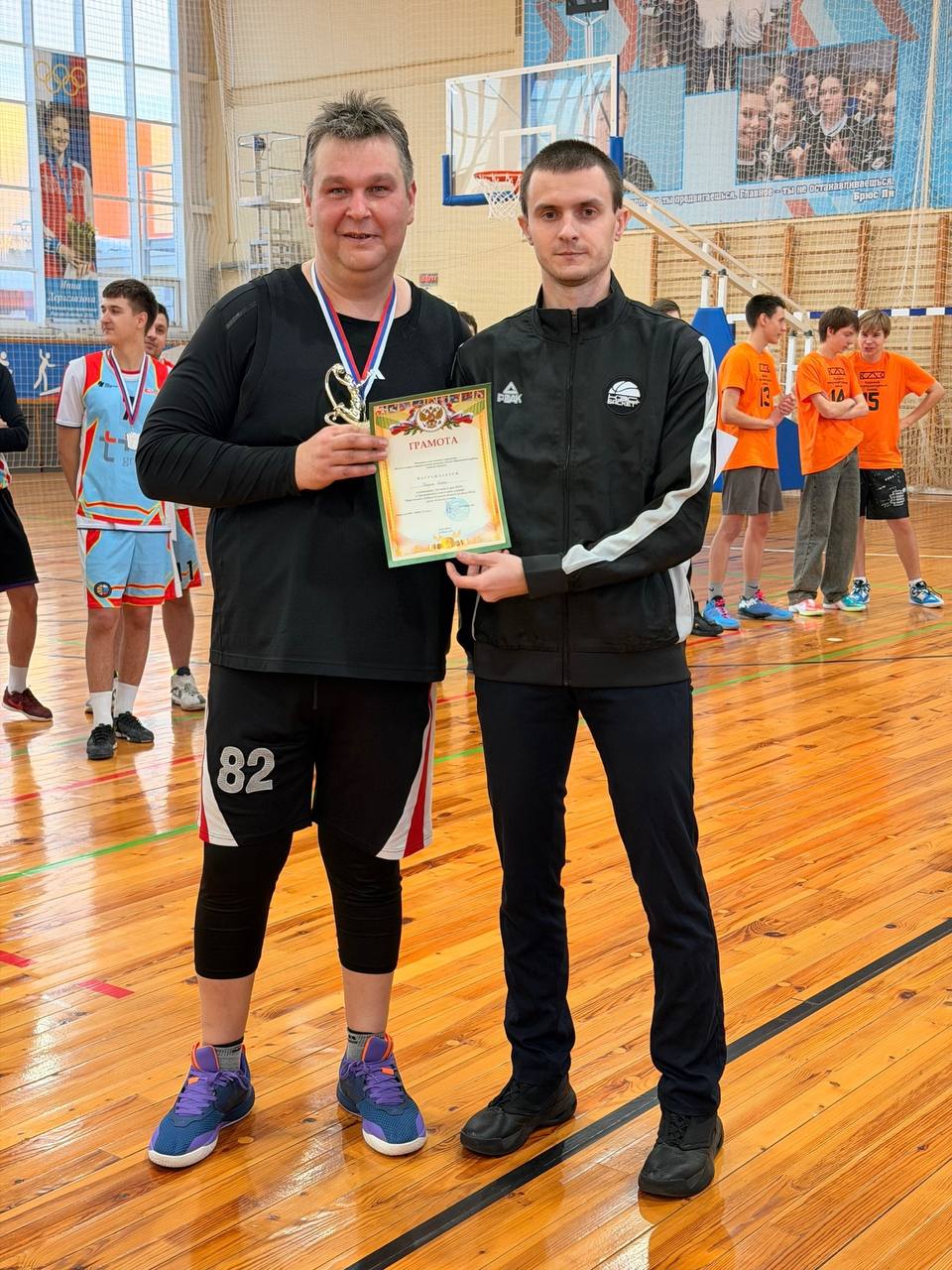 Виктор Петров: В физкультурно-оздоровительном комплексе «Русич» состоялся традиционный новогодний турнир по баскетболу среди мужских команд Пристенского района Виктор Петров: В физкультурно-оздоровительном комплексе «Русич» состоялся традиционный новогодний турнир по баскетболу среди мужских команд Пристенского района