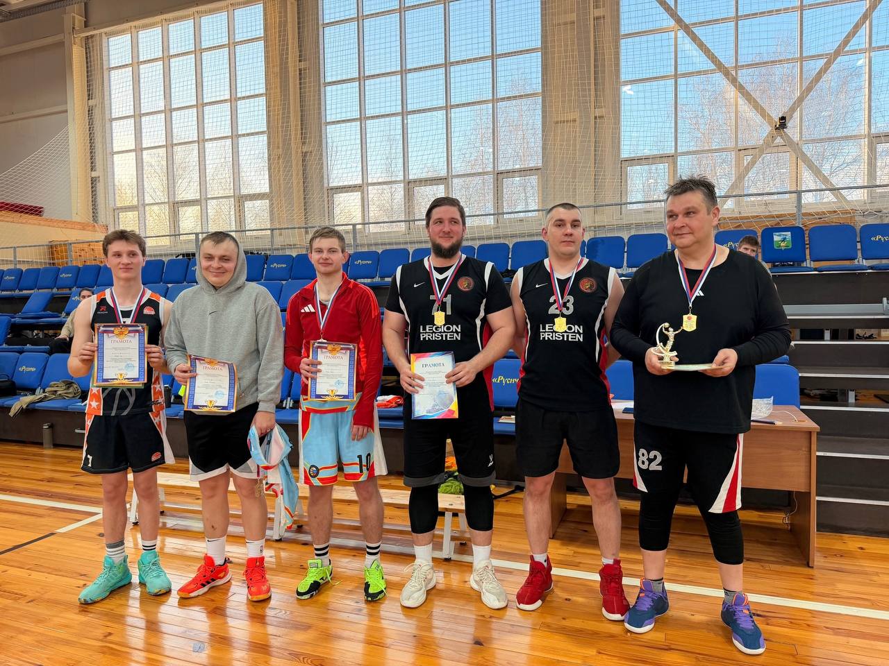 Виктор Петров: В физкультурно-оздоровительном комплексе «Русич» состоялся традиционный новогодний турнир по баскетболу среди мужских команд Пристенского района Виктор Петров: В физкультурно-оздоровительном комплексе «Русич» состоялся традиционный новогодний турнир по баскетболу среди мужских команд Пристенского района