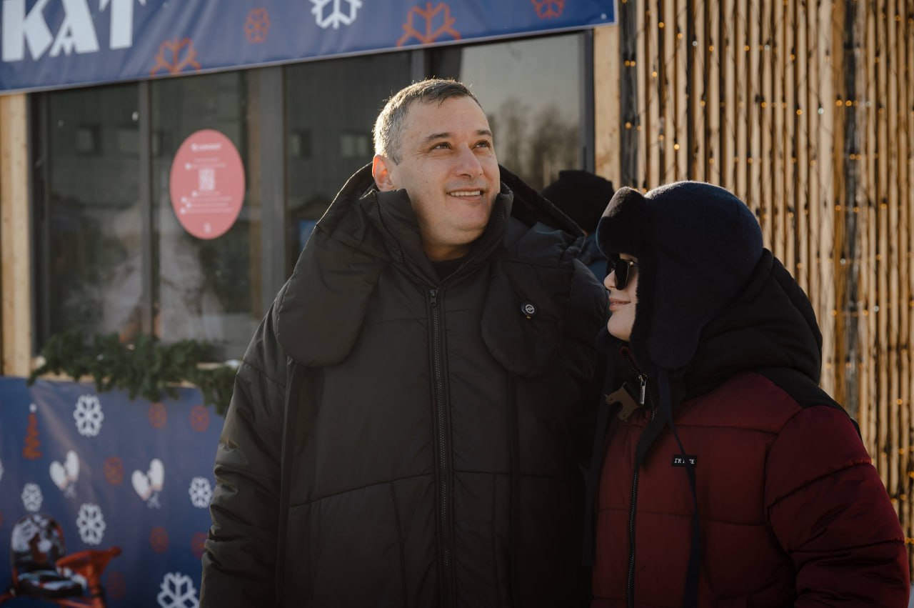 Александр Хинштейн с сыном опробовал тюбинговые трассы Курска Александр Хинштейн с сыном опробовал тюбинговые трассы Курска