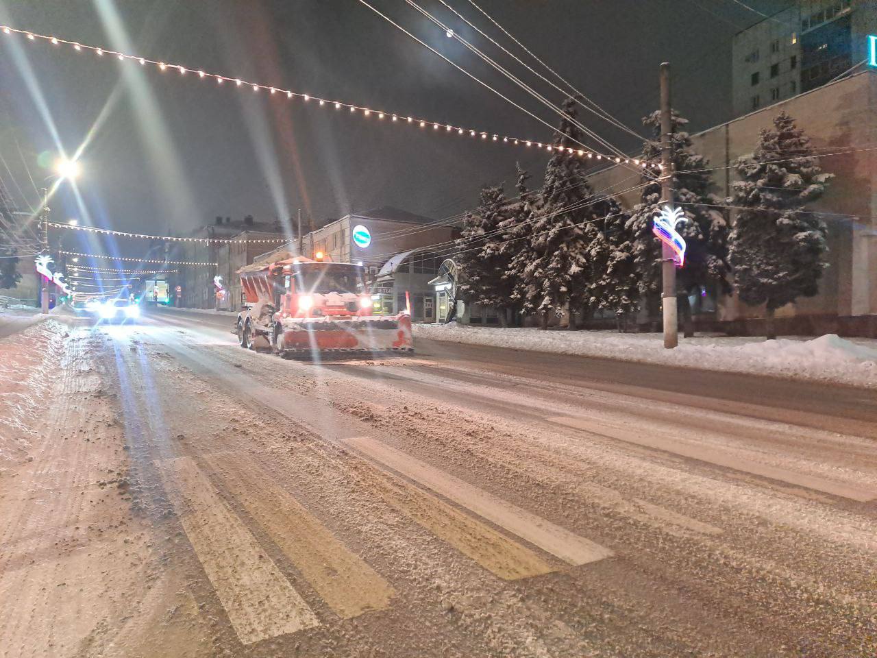 Ночью улицы Курска расчищали от снега 78 единиц спецтехники Ночью улицы Курска расчищали от снега 78 единиц спецтехники