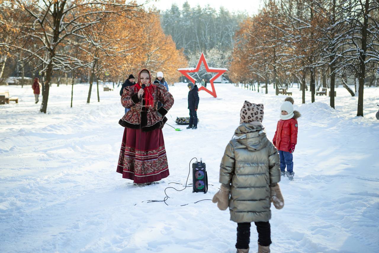 Сотрудники «Лиры» дарят курянам праздничное настроение Сотрудники «Лиры» дарят курянам праздничное настроение