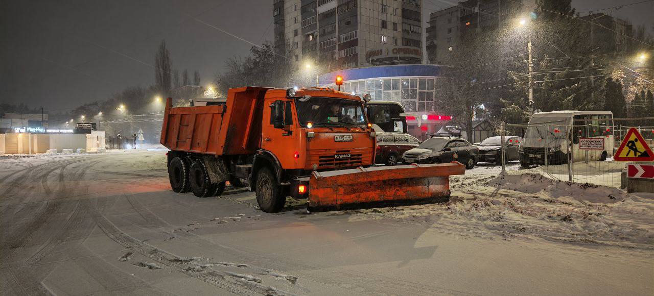 Ночью улицы Курска расчищали от снега 78 единиц спецтехники Ночью улицы Курска расчищали от снега 78 единиц спецтехники