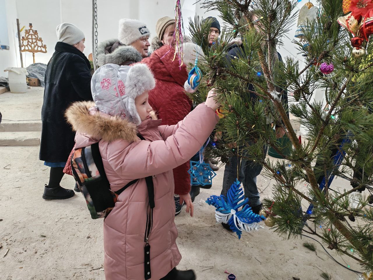 На пороге Рождество Христово, а это значит, что в храмах нашего района уже украшены елочки