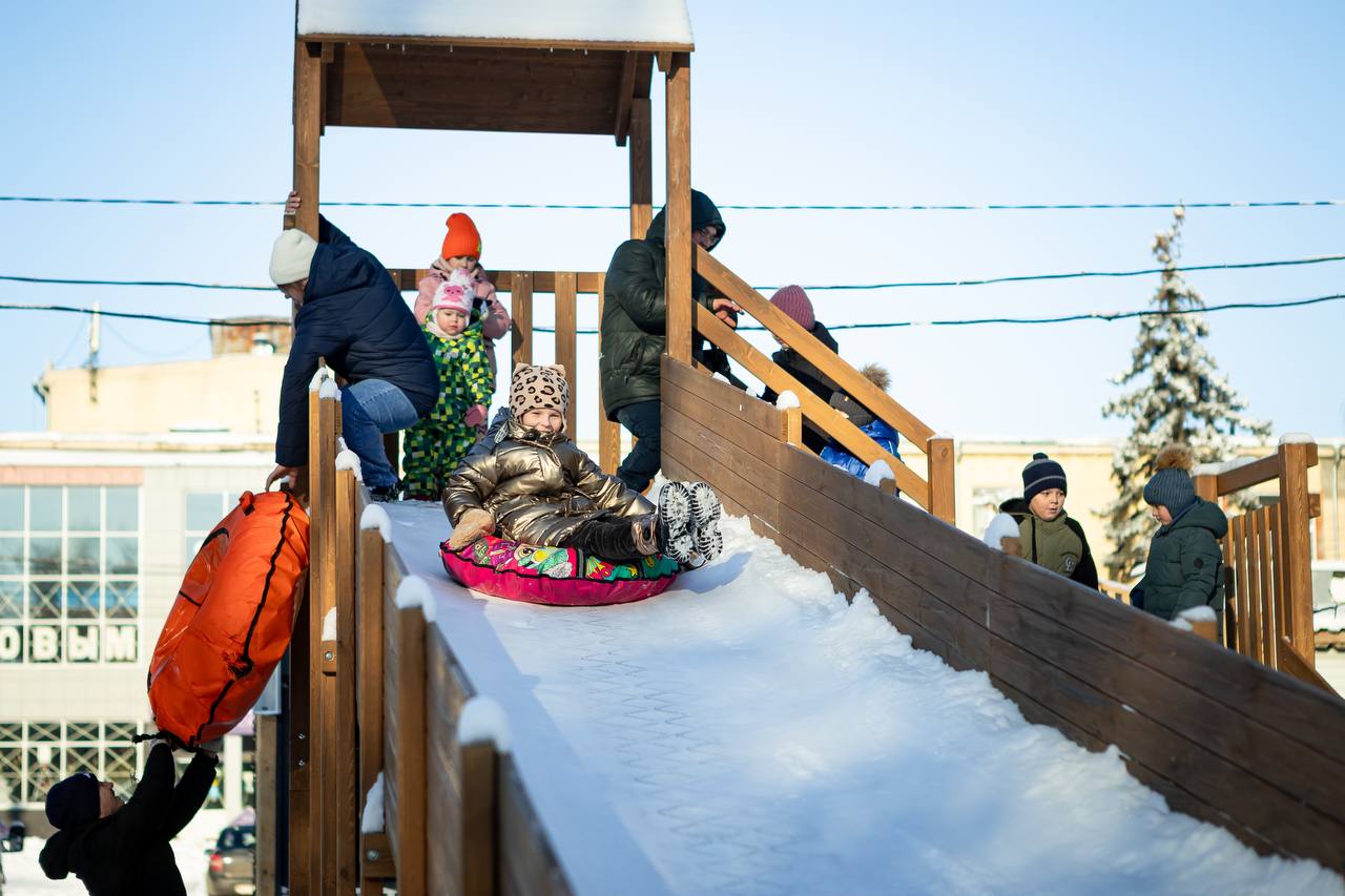 Сотрудники «Лиры» дарят курянам праздничное настроение Сотрудники «Лиры» дарят курянам праздничное настроение