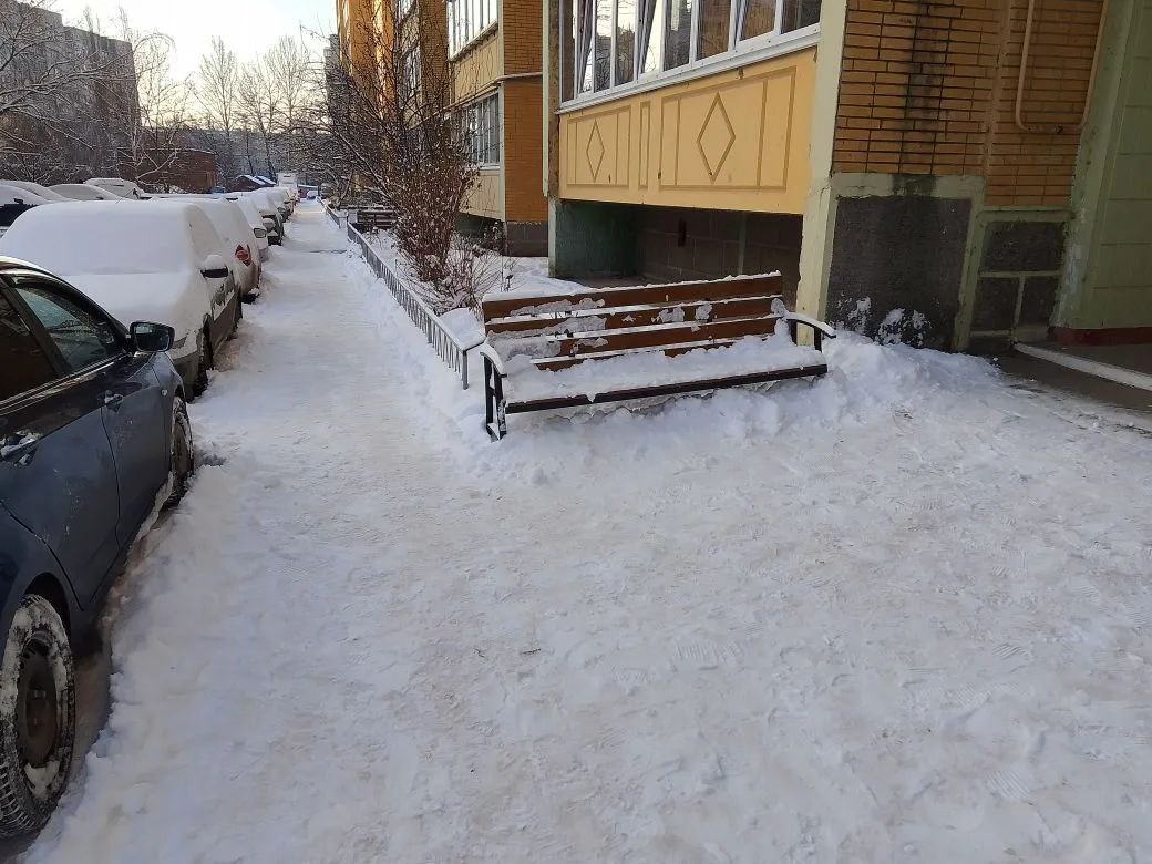 Продолжается уборка территорий от снега и мусора в Курске Продолжается уборка территорий от снега и мусора в Курске