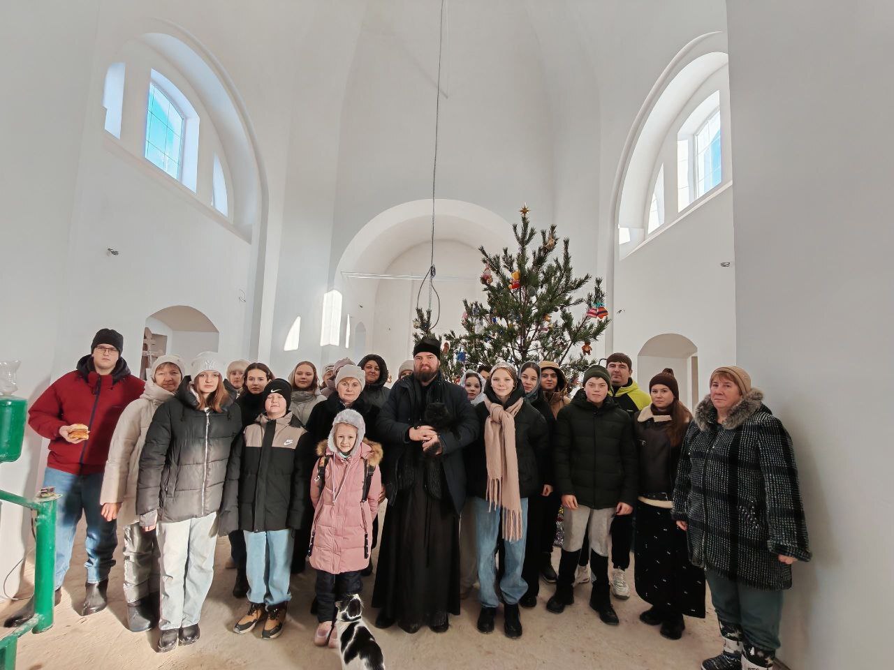 На пороге Рождество Христово, а это значит, что в храмах нашего района уже украшены елочки На пороге Рождество Христово, а это значит, что в храмах нашего района уже украшены елочки