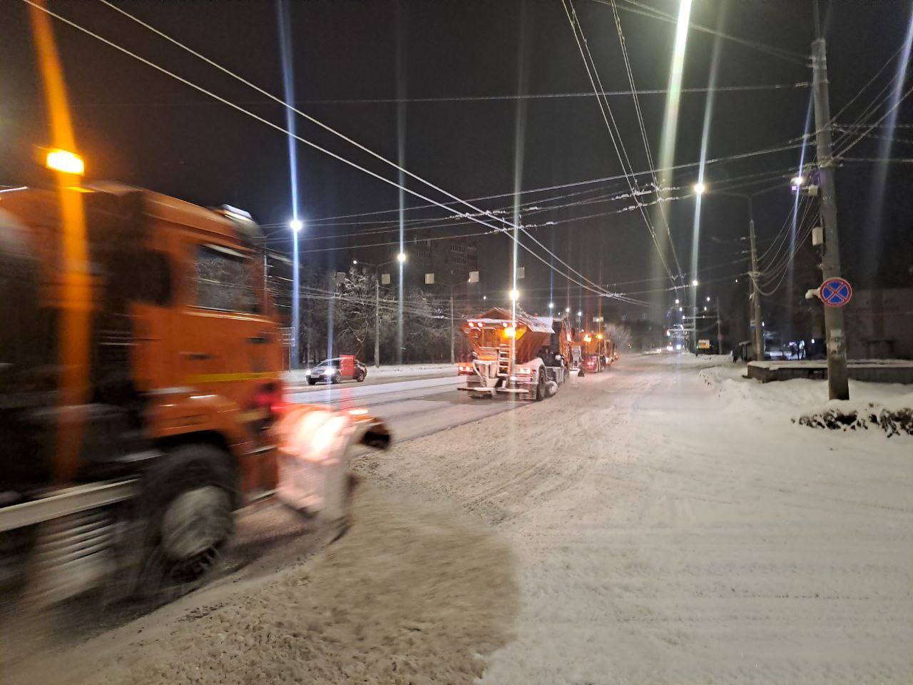 Ночью улицы Курска расчищали от снега 78 единиц спецтехники Ночью улицы Курска расчищали от снега 78 единиц спецтехники