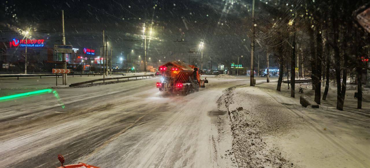 Ночью улицы Курска расчищали от снега 78 единиц спецтехники Ночью улицы Курска расчищали от снега 78 единиц спецтехники