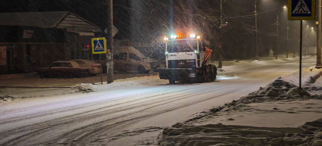 Ночью улицы Курска расчищали от снега 78 единиц спецтехники Ночью улицы Курска расчищали от снега 78 единиц спецтехники