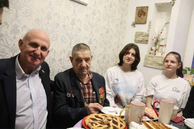 Партийцы поздравили с Новым годом ветерана Великой Отечественной войны Ивана Алексеевича Борзенкова