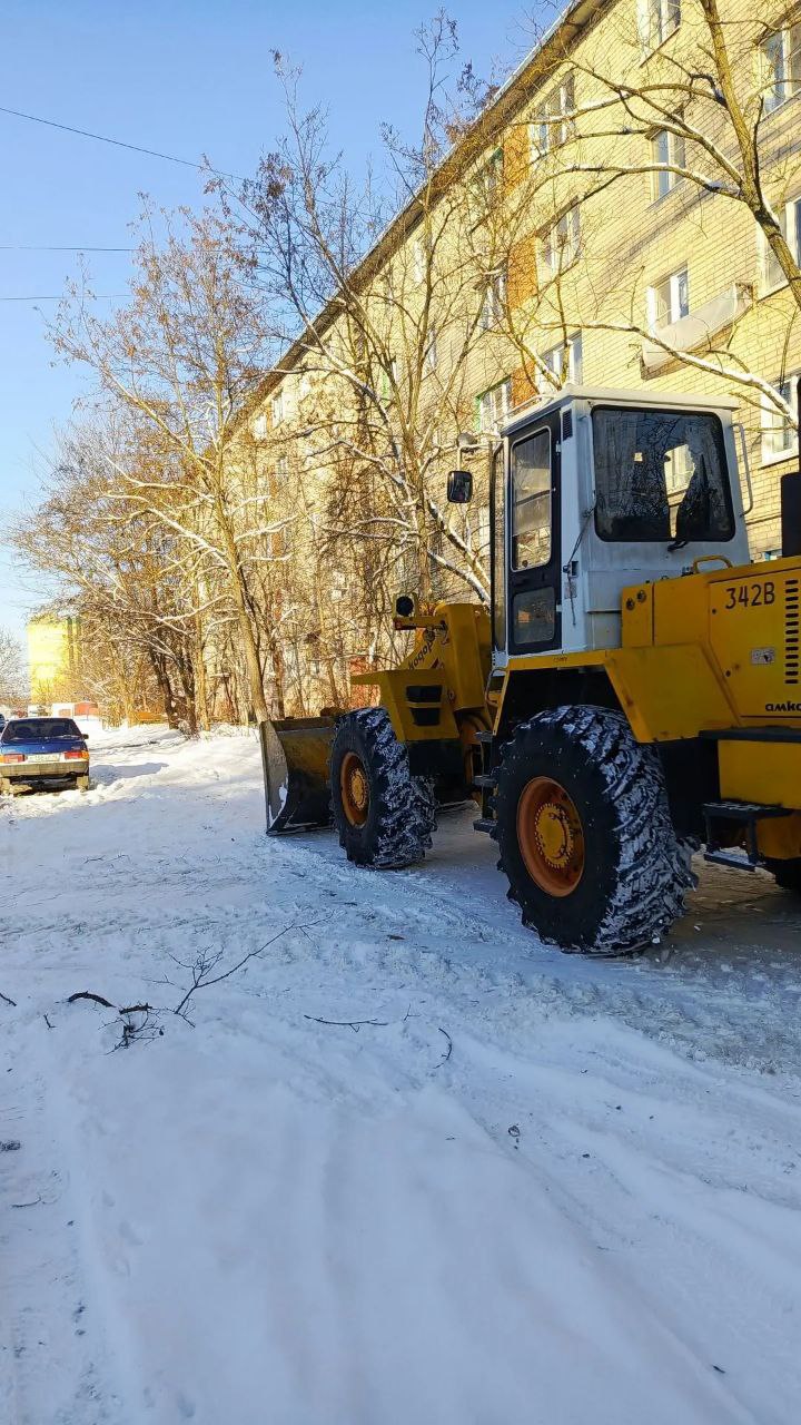 Продолжается уборка территорий от снега и мусора в Курске Продолжается уборка территорий от снега и мусора в Курске