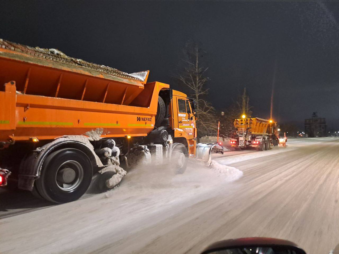 Ночью улицы Курска расчищали от снега 78 единиц спецтехники
