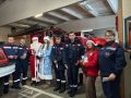 В преддверии Рождества Христова Дед Мороз и Снегурочка местного отделения Движение Первых поздравили спасателей, сотрудников больницы и аптеки