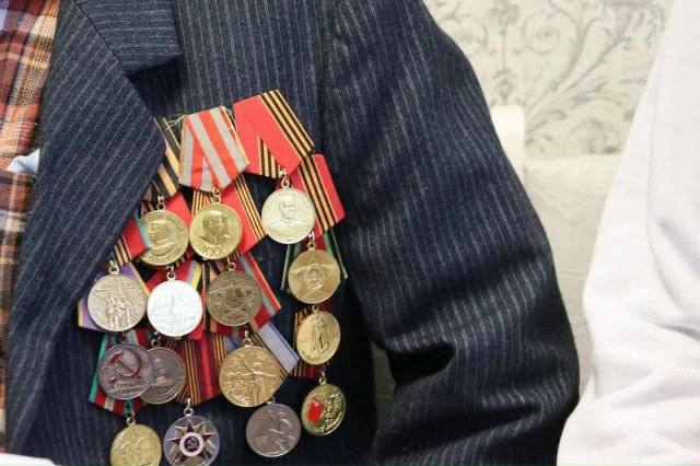 Партийцы поздравили с Новым годом ветерана Великой Отечественной войны Ивана Алексеевича Борзенкова Партийцы поздравили с Новым годом ветерана Великой Отечественной войны Ивана Алексеевича Борзенкова