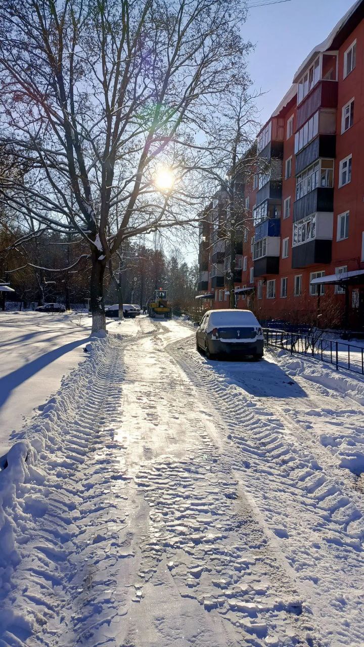 Продолжается уборка территорий от снега и мусора в Курске Продолжается уборка территорий от снега и мусора в Курске