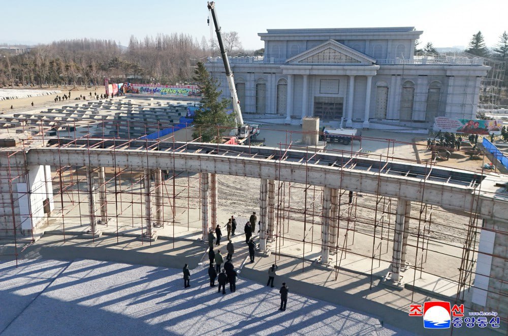 Ким Чен Ын посетил стройку музея, который посвятили участникам освобождения Курской области Ким Чен Ын посетил стройку музея, который посвятили участникам освобождения Курской области