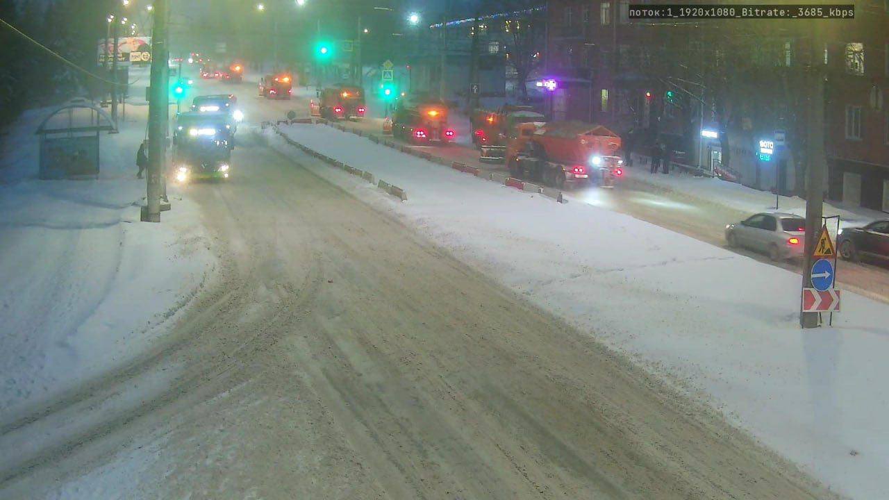 В Курске на дорогах работают 74 единицы снегоуборочной техники