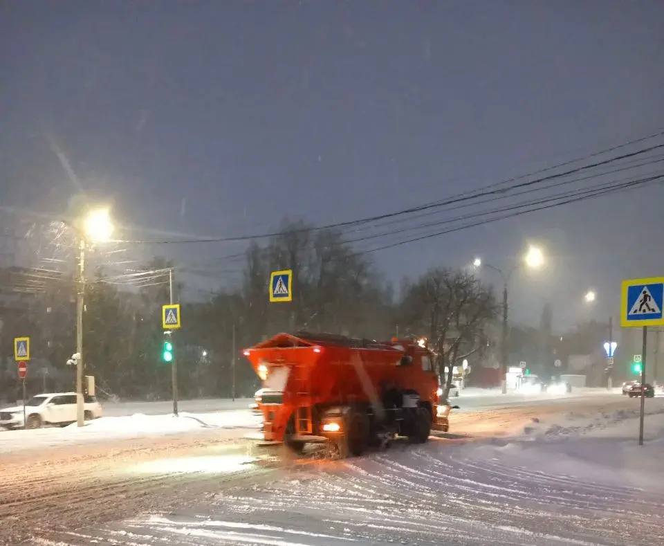 В Курске на дорогах работают 74 единицы снегоуборочной техники В Курске на дорогах работают 74 единицы снегоуборочной техники