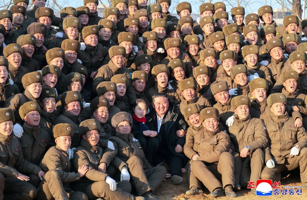 Ким Чен Ын посетил стройку музея, который посвятили участникам освобождения Курской области Ким Чен Ын посетил стройку музея, который посвятили участникам освобождения Курской области