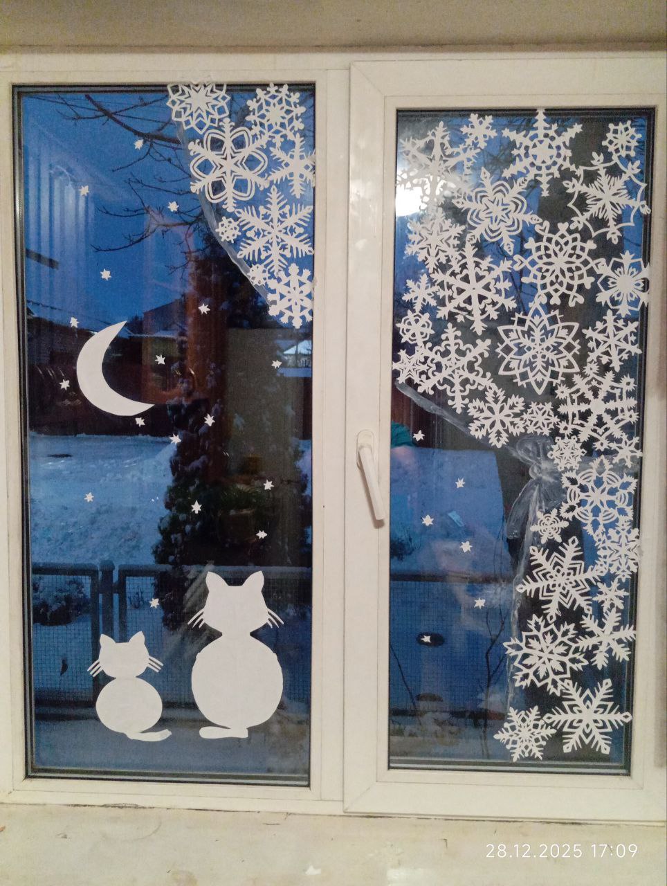 Рождество - тёплый, тихий праздник в кругу семьи, неспешные разговоры, ароматный чай с пряниками… А ещё Новый год и Рождество - это про детство, когда каждый верит в сказку