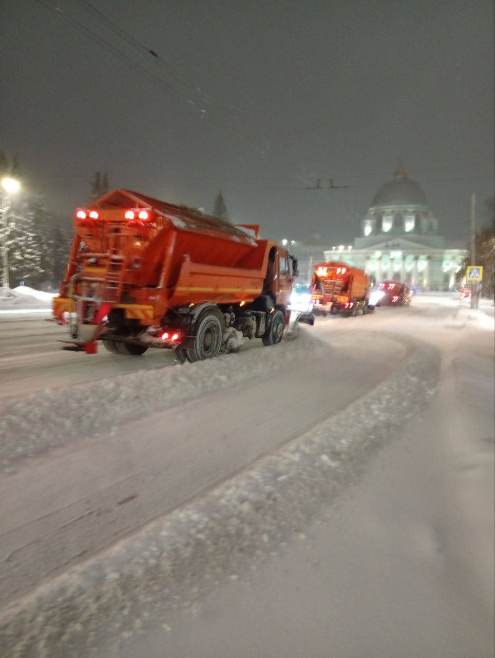 В Курске продолжается активная расчистка дорог от снега