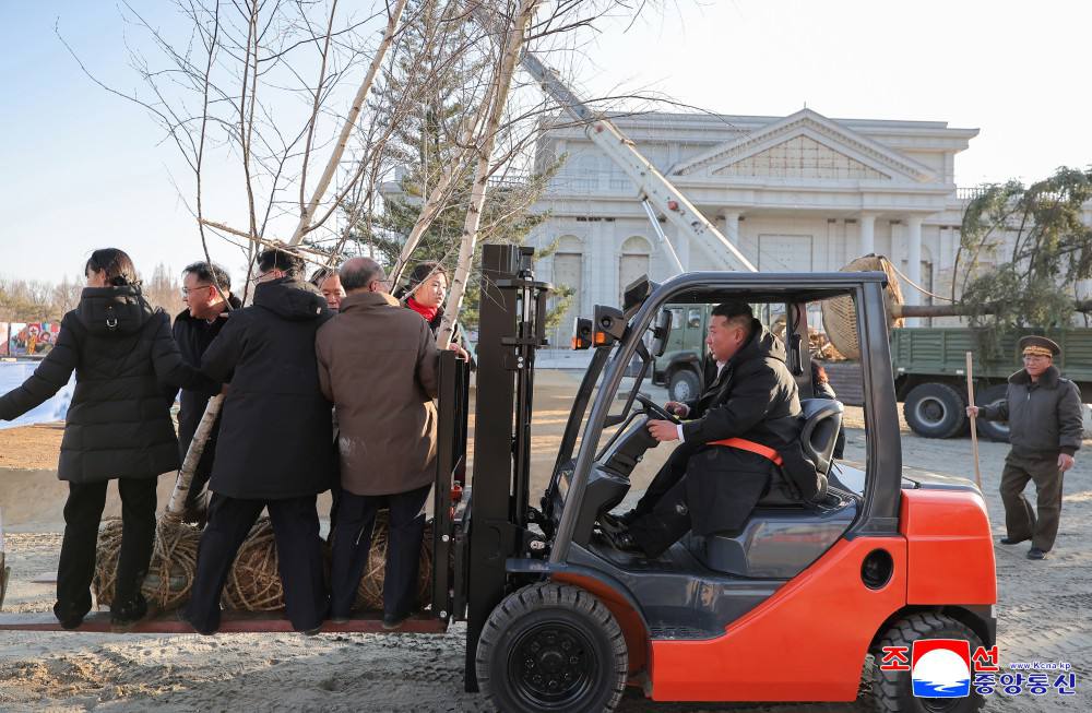Глава КНДР Ким Чен Ын и его дочь Ким Чжу Э посетили стройку Мемориального музея боевых подвигов в зарубежных военных операциях, пишет Центральное телеграфное агентство Кореи Глава КНДР Ким Чен Ын и его дочь Ким Чжу Э посетили стройку Мемориального музея боевых подвигов в зарубежных военных операциях, пишет Центральное телеграфное агентство Кореи