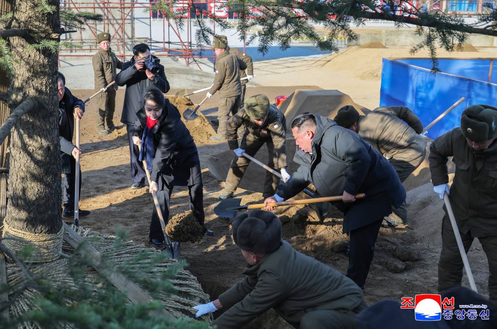 Глава КНДР Ким Чен Ын и его дочь Ким Чжу Э посетили стройку Мемориального музея боевых подвигов в зарубежных военных операциях, пишет Центральное телеграфное агентство Кореи Глава КНДР Ким Чен Ын и его дочь Ким Чжу Э посетили стройку Мемориального музея боевых подвигов в зарубежных военных операциях, пишет Центральное телеграфное агентство Кореи
