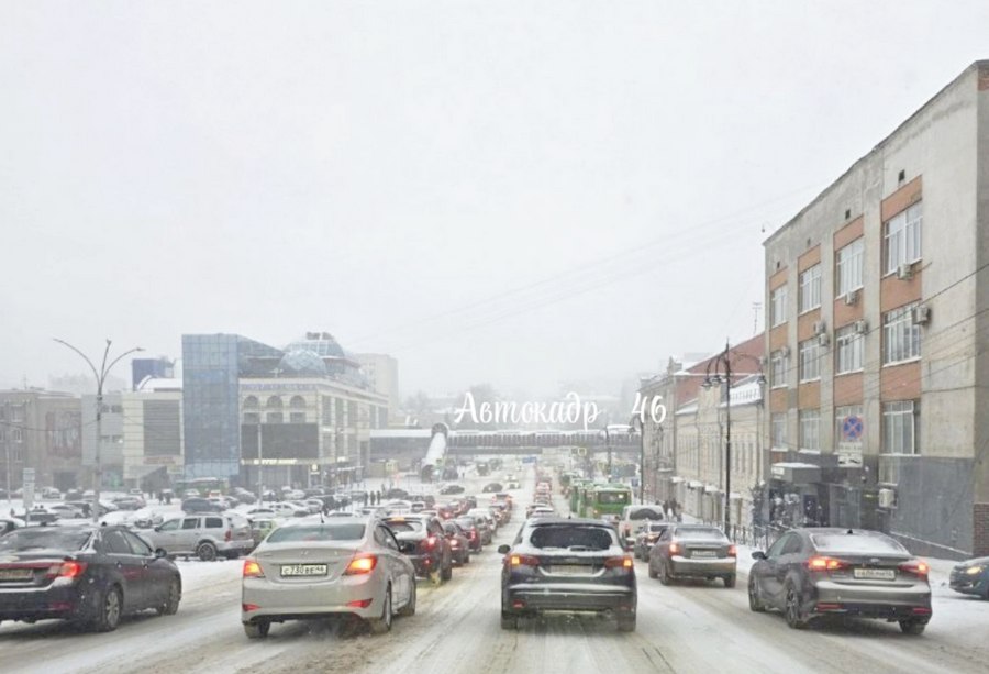 Как и обещали синоптики, в Курске начался снегопад