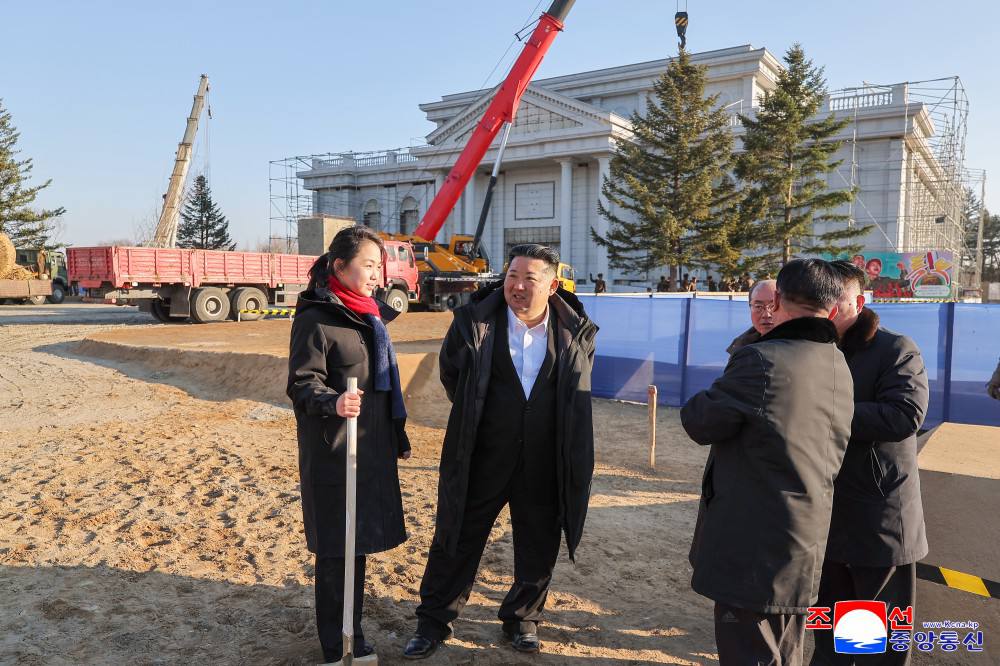 Глава КНДР Ким Чен Ын и его дочь Ким Чжу Э посетили стройку Мемориального музея боевых подвигов в зарубежных военных операциях, пишет Центральное телеграфное агентство Кореи Глава КНДР Ким Чен Ын и его дочь Ким Чжу Э посетили стройку Мемориального музея боевых подвигов в зарубежных военных операциях, пишет Центральное телеграфное агентство Кореи