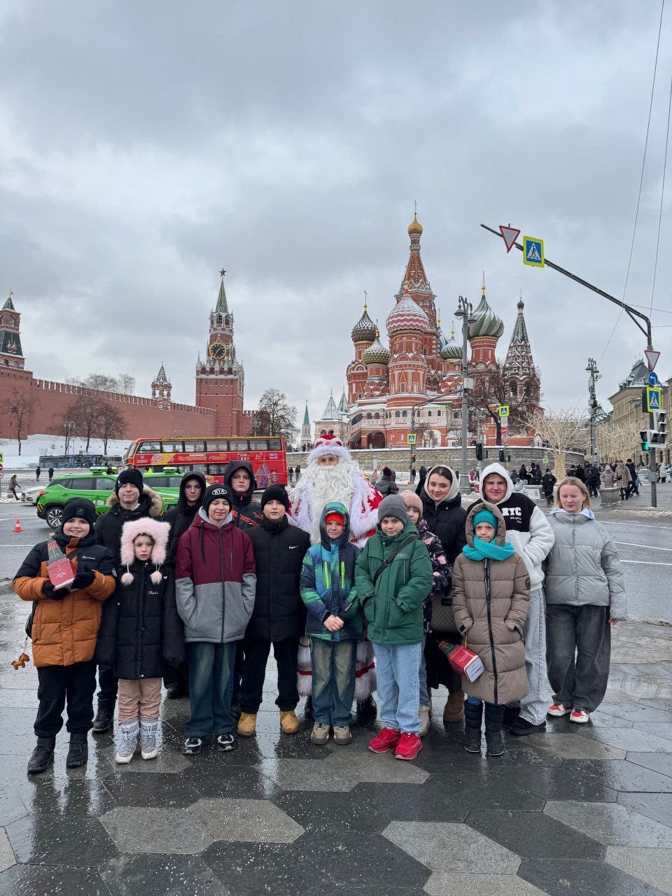 Анна Кузнецова: Как и обещали ребятам из из Курска, помогли организовать поездку на новогоднее представление в самый центр столицы – Кремлёвскую ёлку! Анна Кузнецова: Как и обещали ребятам из из Курска, помогли организовать поездку на новогоднее представление в самый центр столицы – Кремлёвскую ёлку!