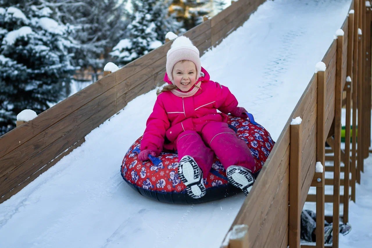 На зимних каникулах у школы №59 открылась новая тюбинговая горка На зимних каникулах у школы №59 открылась новая тюбинговая горка