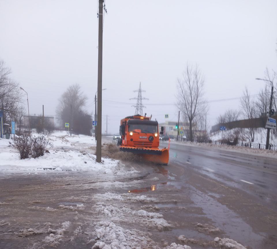В Курске на протяжении дня проходила масштабная уборка снега, сообщили в комитете ЖКХ В Курске на протяжении дня проходила масштабная уборка снега, сообщили в комитете ЖКХ