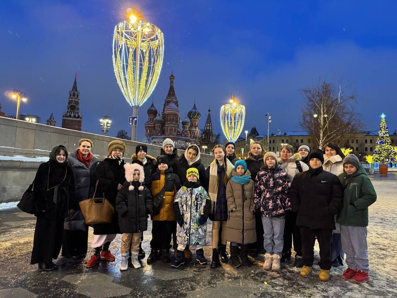 Анна Кузнецова: Как и обещали ребятам из из Курска, помогли организовать поездку на новогоднее представление в самый центр столицы – Кремлёвскую ёлку! Анна Кузнецова: Как и обещали ребятам из из Курска, помогли организовать поездку на новогоднее представление в самый центр столицы – Кремлёвскую ёлку!