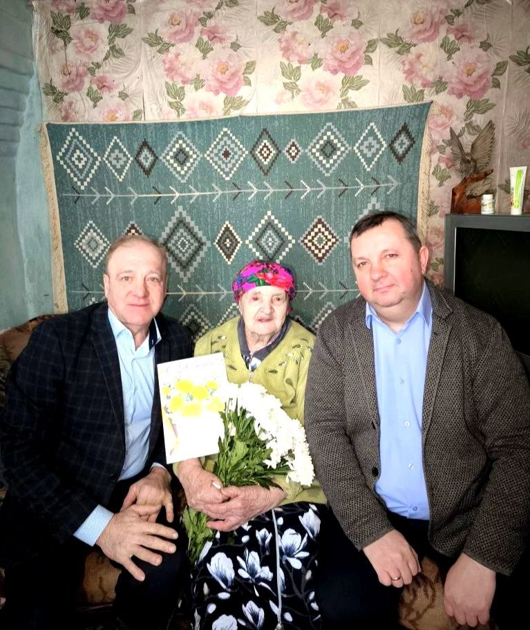 Сергей Ливенцев: С особым трепетом и глубоким уважением вместе с Главой Новопершинского сельсовета А.Н.Дорожкиным поздравили с вековым юбилеем жительницу села Снижа Марию Тихоновну Ливенцеву