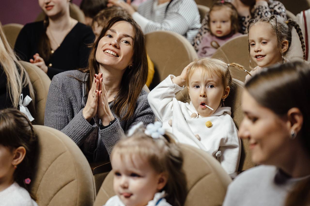 Александр Хинштейн с семьёй посмотрел постановку «Снежный цветок» Александр Хинштейн с семьёй посмотрел постановку «Снежный цветок»