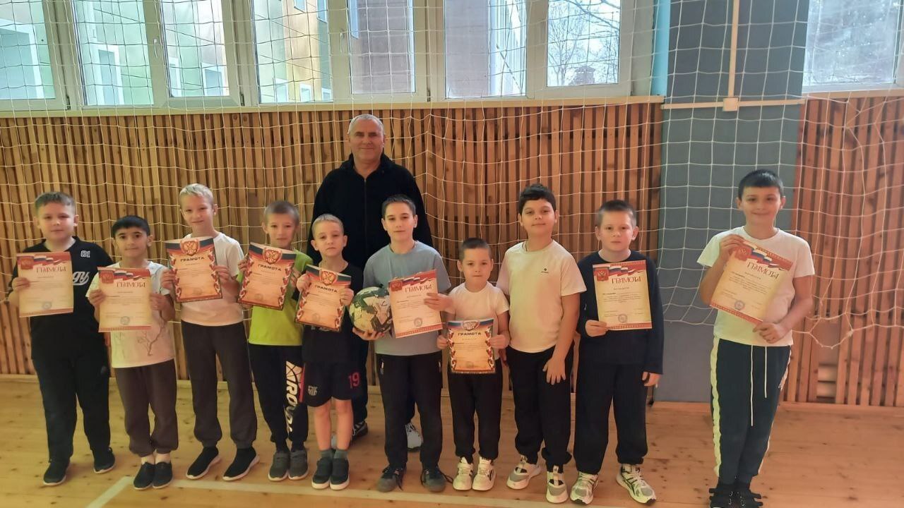 В дни зимних каникул, в спортивном зале школы №2 г.Дмитриева прошла товарищеская встреча по футболу среди обучающихся детского объединения «Футбол» В дни зимних каникул, в спортивном зале школы №2 г.Дмитриева прошла товарищеская встреча по футболу среди обучающихся детского объединения «Футбол»