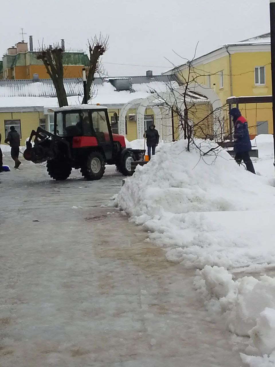 Сергей Цуканов: Сегодня сотрудники администрации Фатежского района и подведомственных учреждений вышли на субботник
