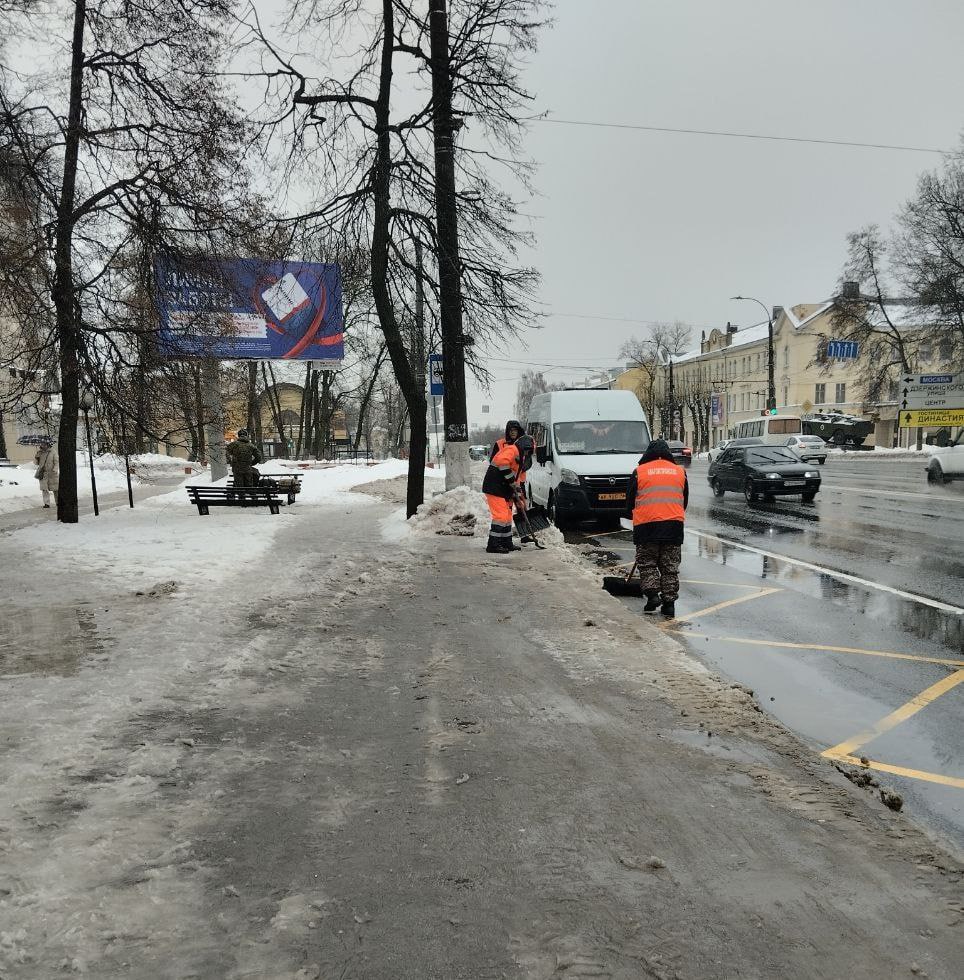 В Курске на протяжении дня проходила масштабная уборка снега, сообщили в комитете ЖКХ В Курске на протяжении дня проходила масштабная уборка снега, сообщили в комитете ЖКХ