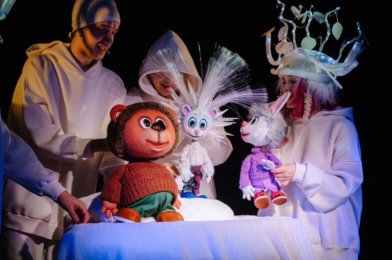 Александр Хинштейн с семьёй посмотрел постановку «Снежный цветок» Александр Хинштейн с семьёй посмотрел постановку «Снежный цветок»