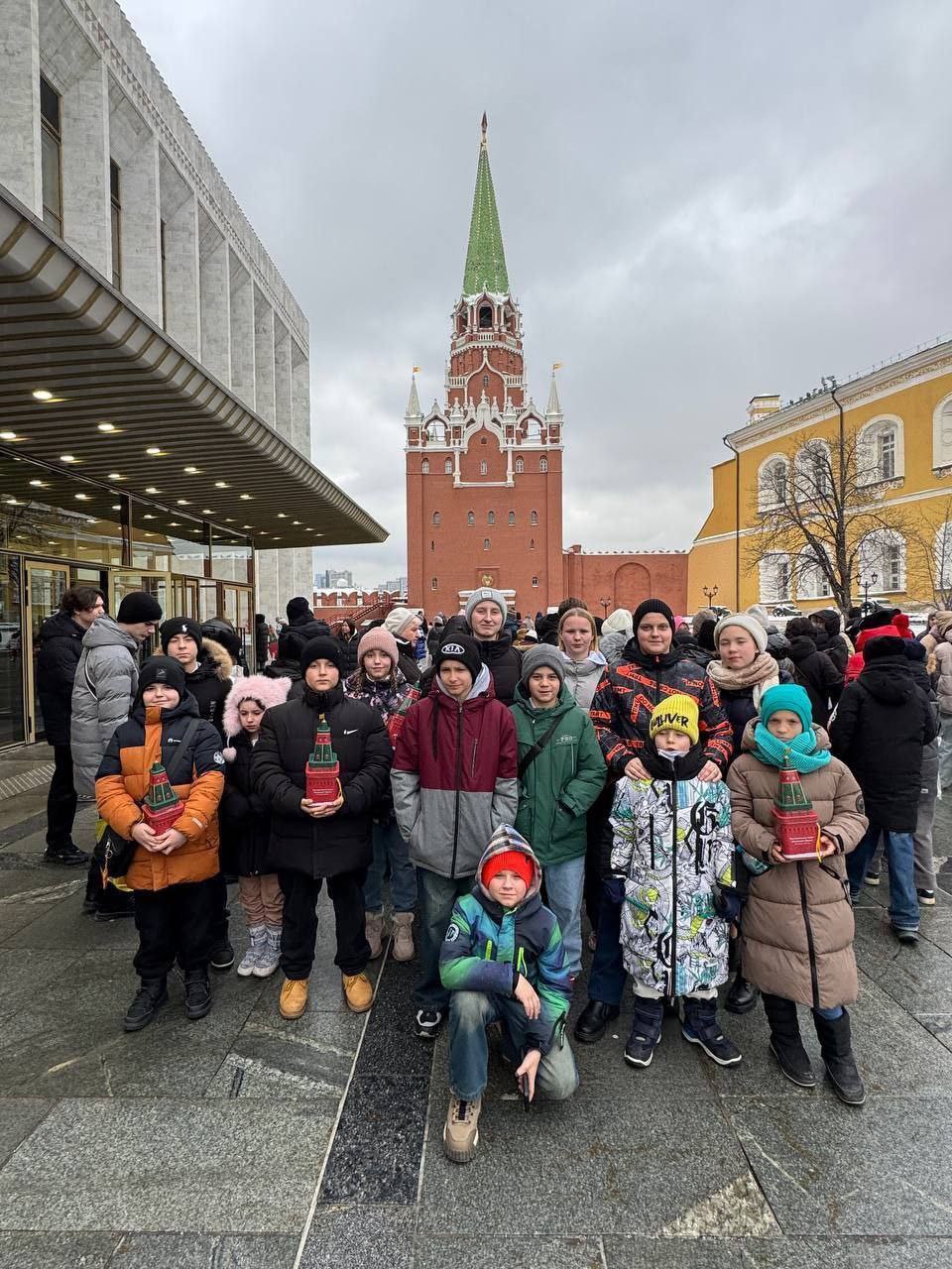 Анна Кузнецова: Как и обещали ребятам из из Курска, помогли организовать поездку на новогоднее представление в самый центр столицы – Кремлёвскую ёлку! Анна Кузнецова: Как и обещали ребятам из из Курска, помогли организовать поездку на новогоднее представление в самый центр столицы – Кремлёвскую ёлку!