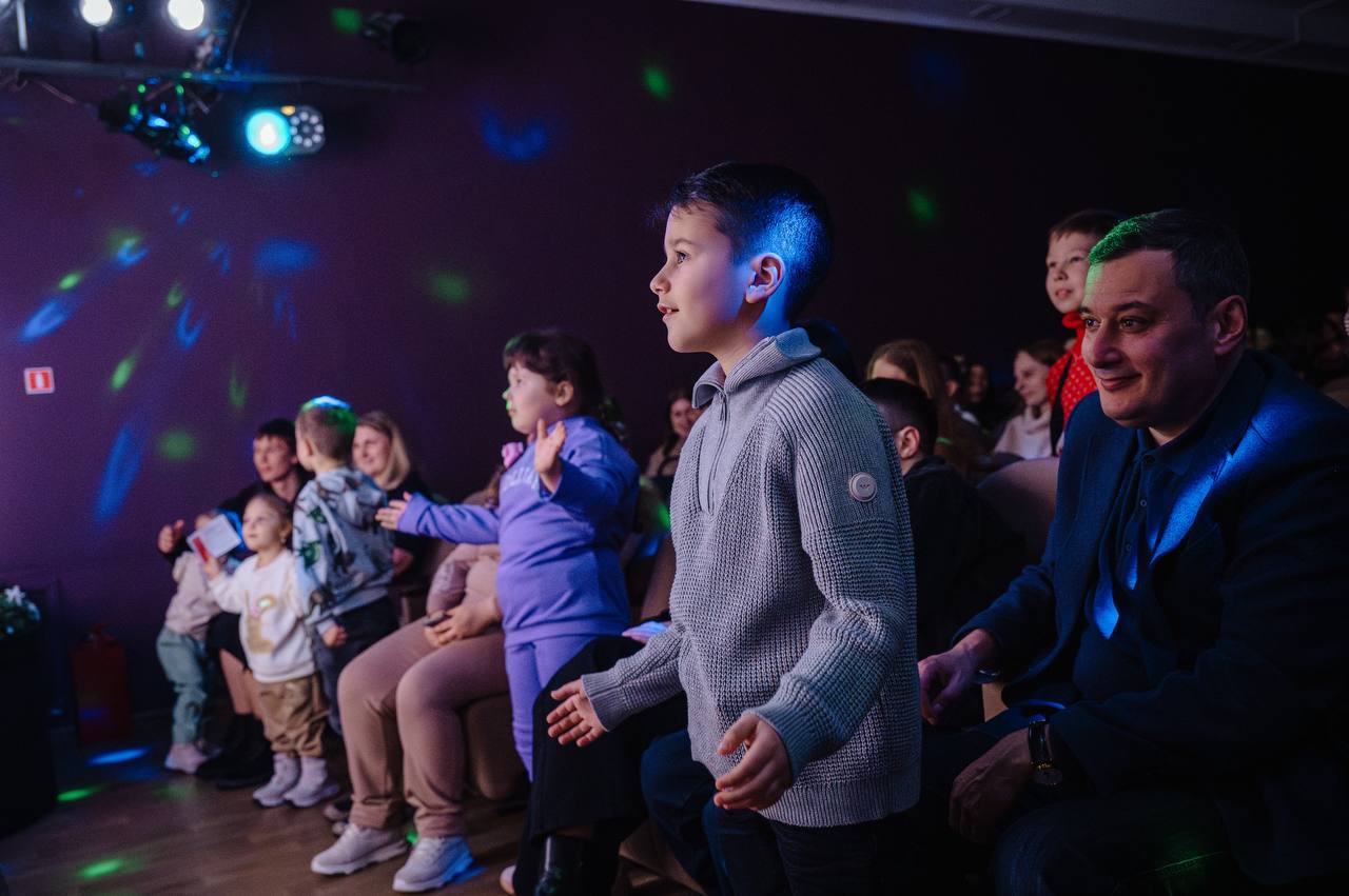 Александр Хинштейн с семьёй посмотрел постановку «Снежный цветок» Александр Хинштейн с семьёй посмотрел постановку «Снежный цветок»